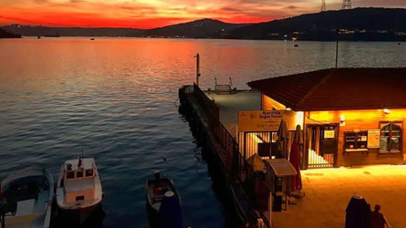 Yedigül Restaurant'ın Boğaz manzaralı sahil şeridi