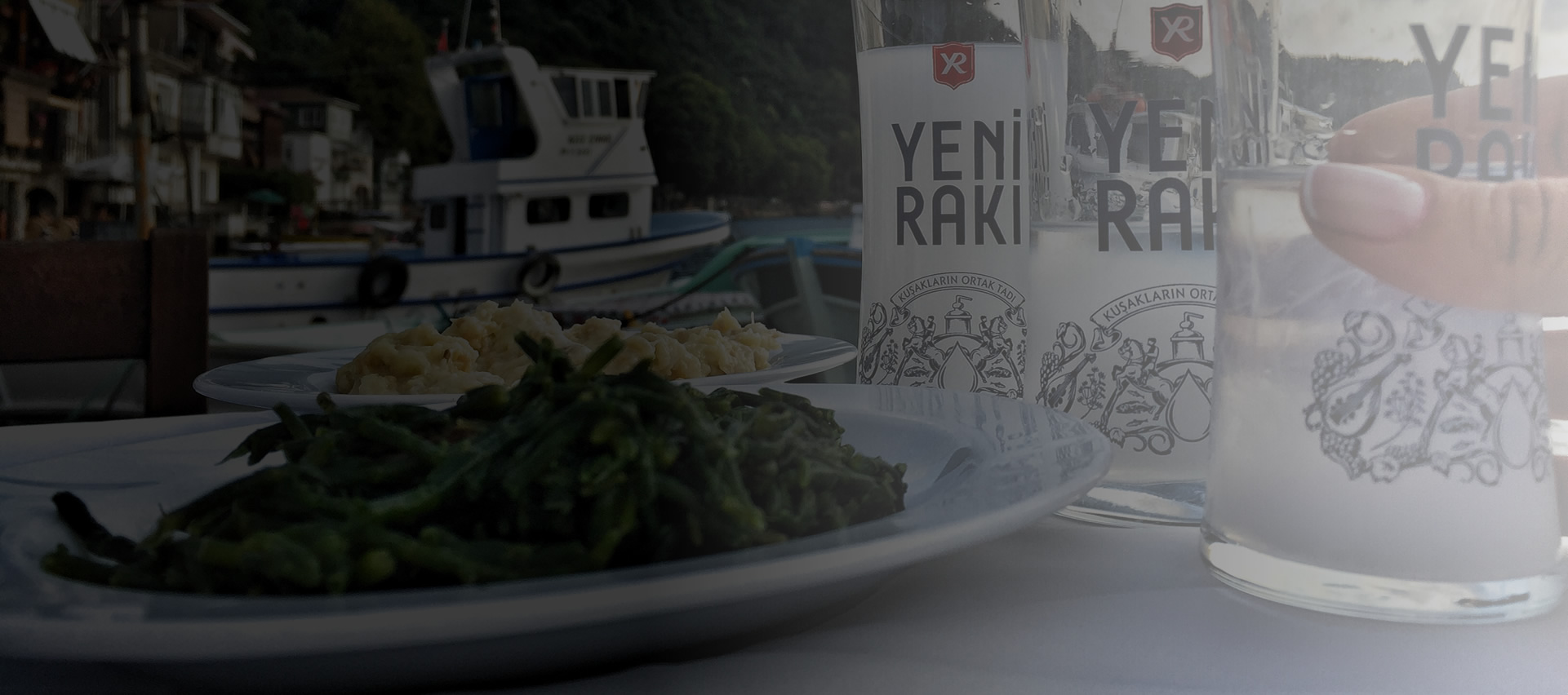 Boğaz'da gün batımında Yedigül Restaurant manzarası